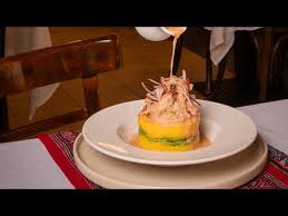 Causa en salsa de mariscos